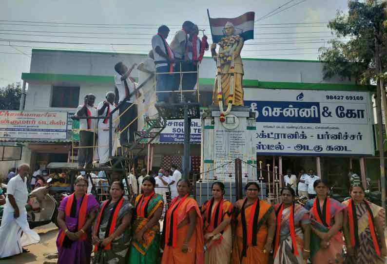 தி.மு.க. வார்டு கவுன்சிலர்கள் தியாகி குமரன் சிலைக்கு மாலை அணிவித்து மரியாதை