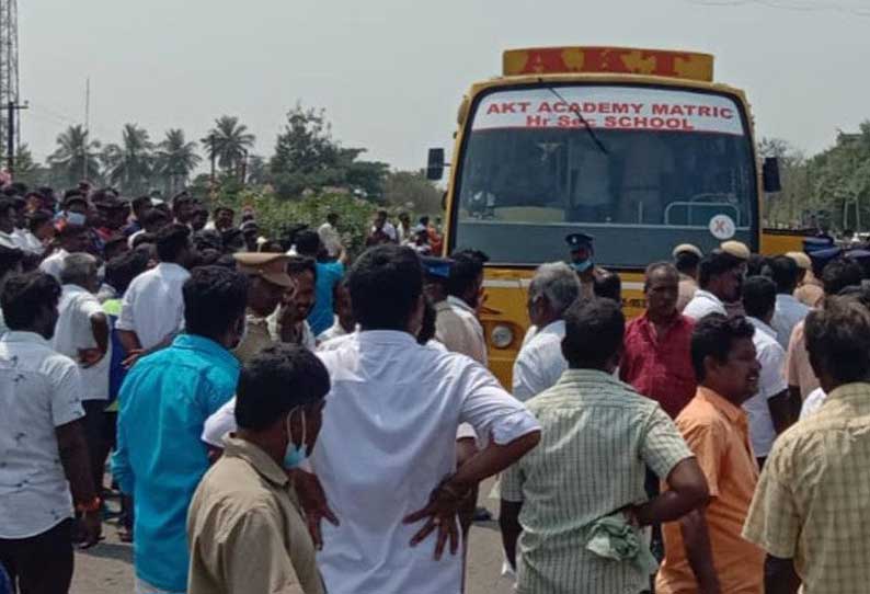 கள்ளக்குறிச்சி வாக்கு எண்ணிக்கை மையத்தில்  தேர்தல் முடிவை அறிவிக்க காலதாமதம்; அ.தி.மு.க. வேட்பாளர், முகவர்கள் திடீர் போராட்டம் ஆதரவு தெரிவித்து சாலை மறியலில் ஈடுபட்ட 32 பேர் கைது