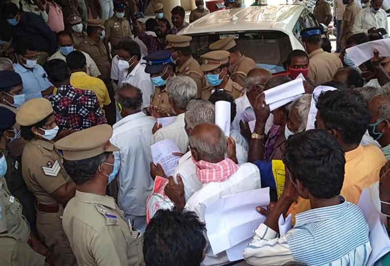 நிலுவை தொகை கேட்டு கரும்பு விவசாயிகள் மனு கொடுக்கும் போராட்டம்