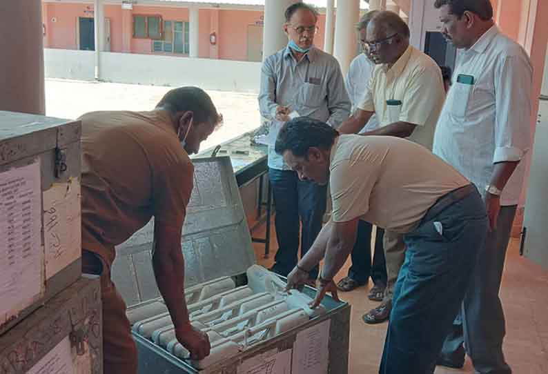 73 மின்னணு வாக்குப்பதிவு எந்திரங்கள் கருவூலத்துக்கு கொண்டு செல்லப்பட்டன