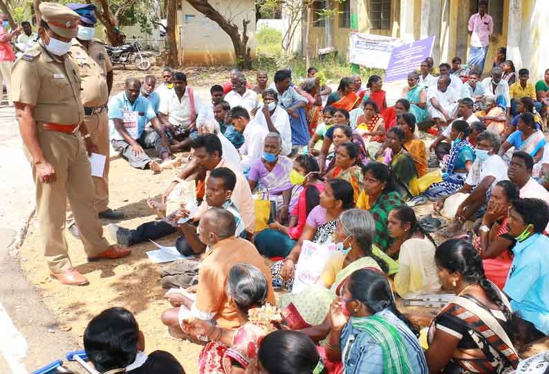 மாற்றுத்திறனாளிகள் காத்திருப்பு போராட்டம்