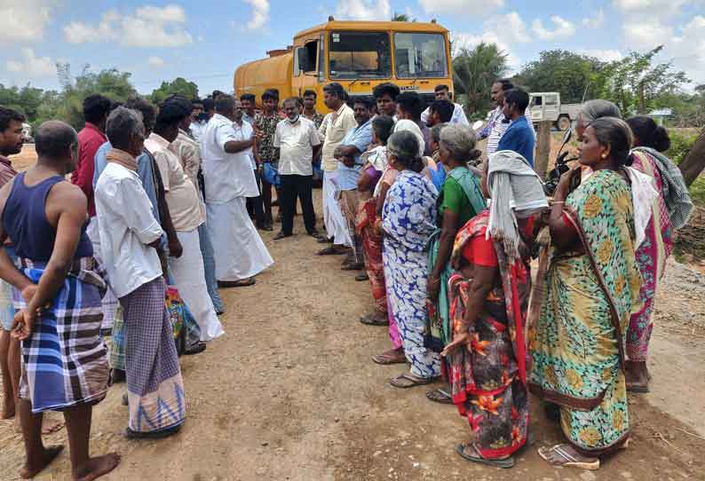 டேங்கர் லாரியை வழிமறித்து பொதுமக்கள் போராட்டம்