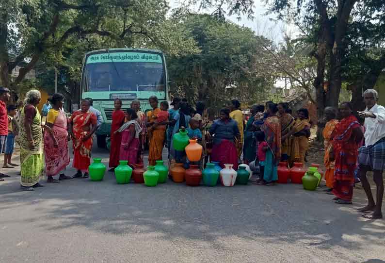 குடிநீர் வழங்காததை கண்டித்து  காலி குடங்களுடன் பெண்கள் சாலை மறியல்