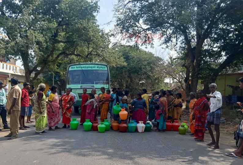 குடிநீர் வழங்கக்கோரி காலி குடங்களுடன் சாலையை மறித்த பெண்கள்