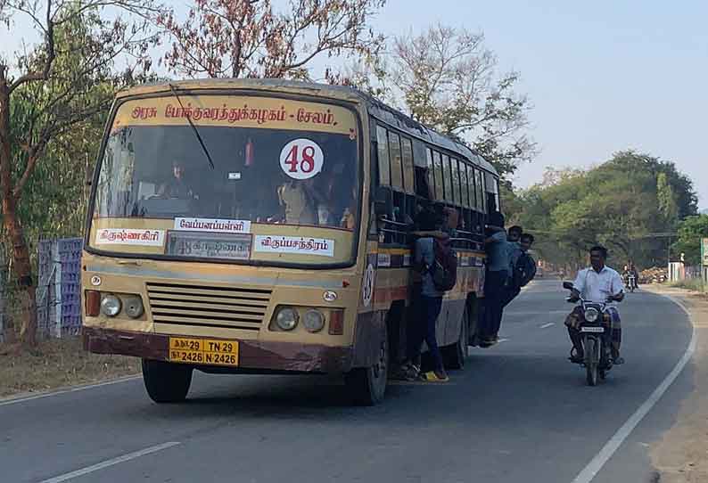 பஸ்சில் ஆபத்தான மேற்கொள்ளும் மாணவர்கள்