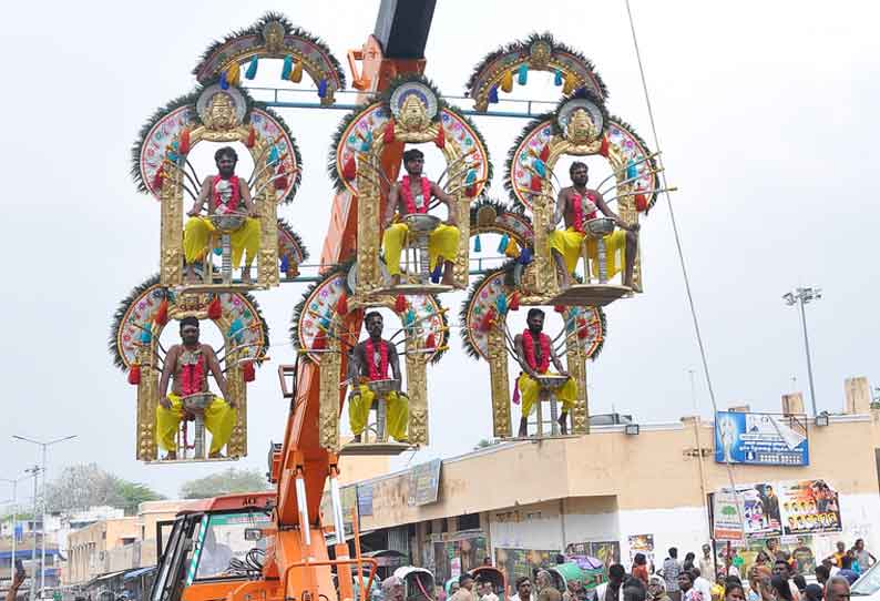 பறவைக்காவடி எடுத்து வந்த வால்பாறை பக்தர்கள்