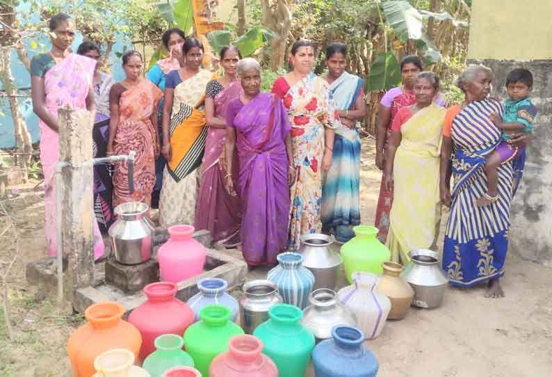 தண்ணீருக்காக குடங்களுடன் அலையும் பெண்கள்