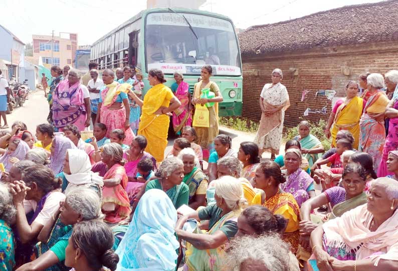 100 நாள் வேலை திட்ட பணி ஒதுக்கீட்டில் பாரபட்சம் காட்டுவதாக பொதுமக்கள் மறியல்