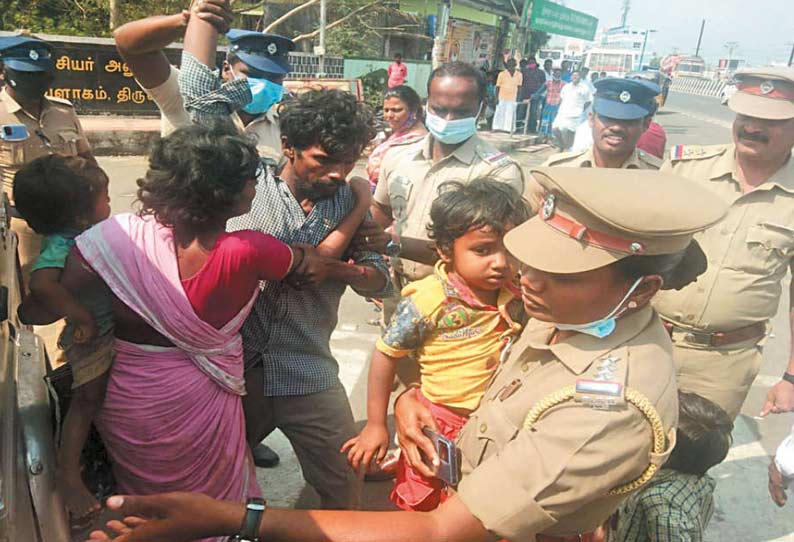 கலெக்டர் அலுவலகம் முன்பு மனைவி, குழந்தைகளுடன் தொழிலாளி தர்ணா