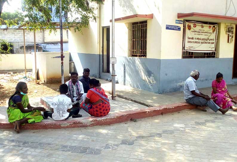 மடத்துக்குளம் அரசு மருத்துவமனையில் இருக்கை வசதி இல்லாமல் நோயாளிகள் தரையில் அமர்ந்திருக்கிறார்கள்.