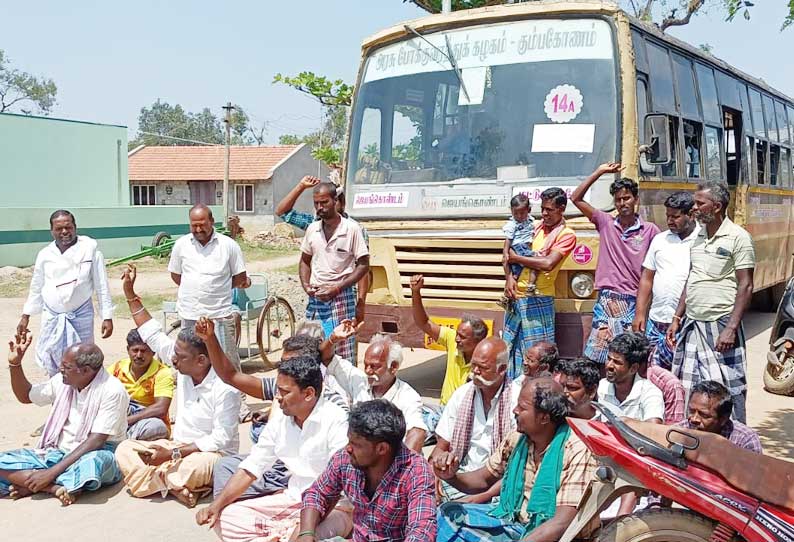 கோவிலை சீரமைக்கக்கோரி பொதுமக்கள் சாலை மறியல்