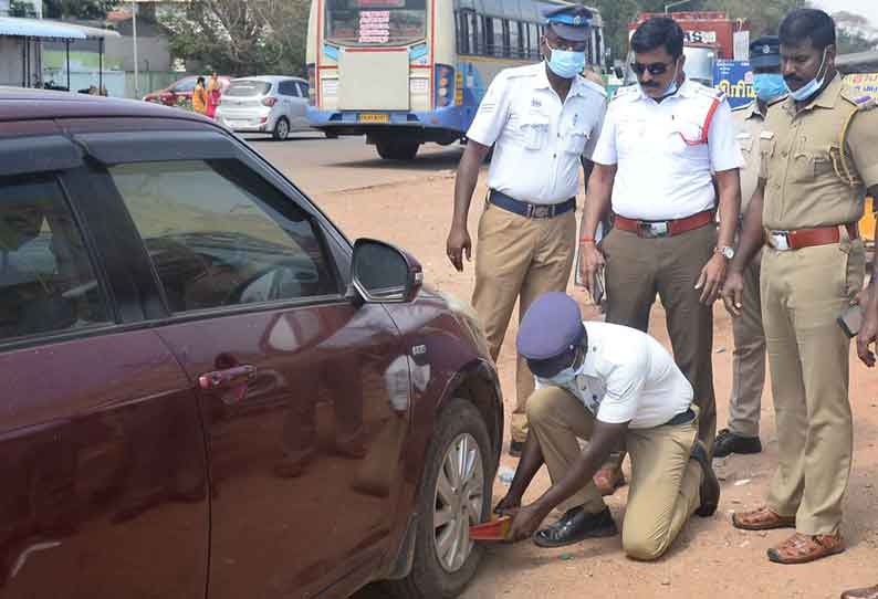 போக்குவரத்துக்கு இடையூறாக நிறுத்தப்பட்ட வாகனங்களுக்கு பூட்டு