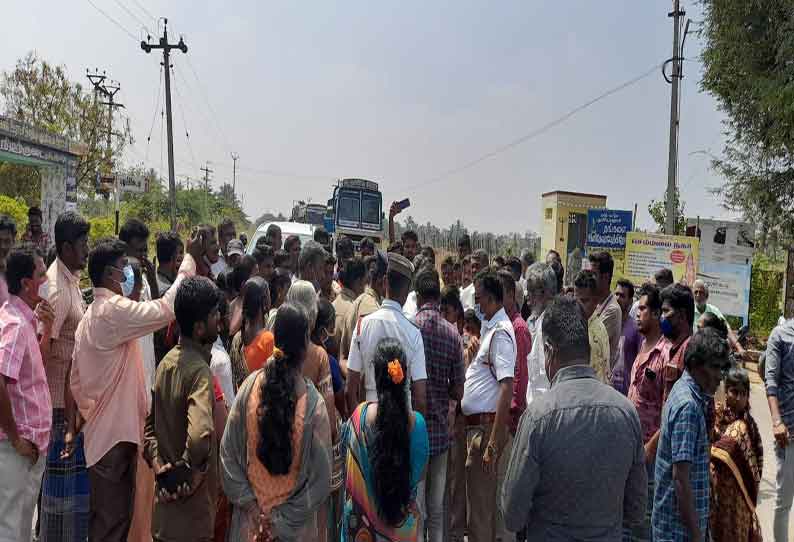 பவானிசாகர் அருகேசரியான நேரத்தில் பஸ்சை இயக்க கோரி பள்ளிக்கூட மாணவ-  மாணவிகளுடன் பொதுமக்கள் சாலை மறியல்||Road block -DailyThanthi