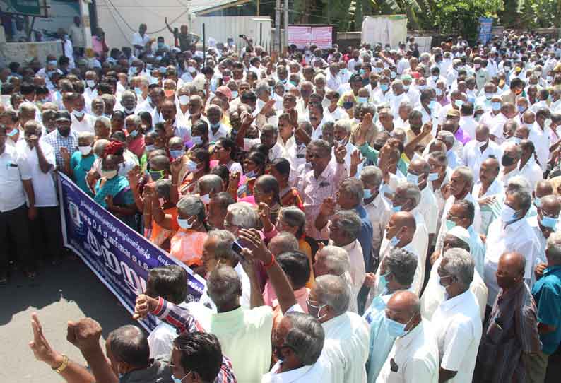 சேலம் தலைமை அலுவலகத்தை முற்றுகையிட்டு ஓய்வுபெற்ற போக்குவரத்து ஊழியர்கள் போராட்டம்