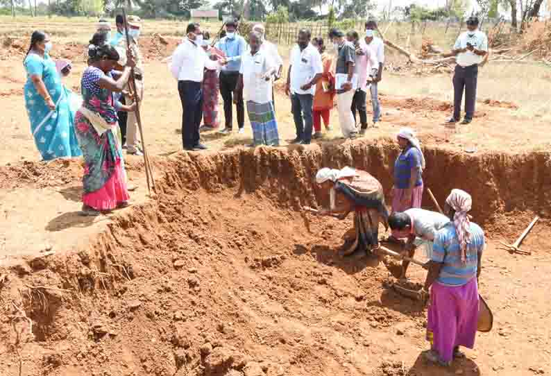 300 விவசாயிகள் பண்ணை குட்டை அமைக்க விண்ணப்பித்துள்ளனர்-கலெக்டர் தகவல்