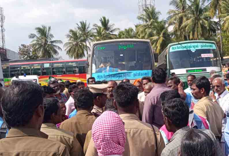 முதுகுளத்தூரில் அரசு பஸ்களை இயக்காமல் டிரைவர்- கண்டக்டர்கள் திடீர் போராட்டம்