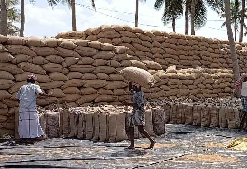 அரசு நேரடி கொள்முதல் நிலையங்களில் தேங்கி கிடக்கும் நெல் மூட்டைகள்