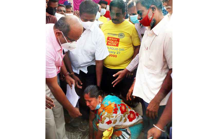 மகனை மீட்டுத்தரக்கோரி கலெக்டரிடம் பெண் கண்ணீர்