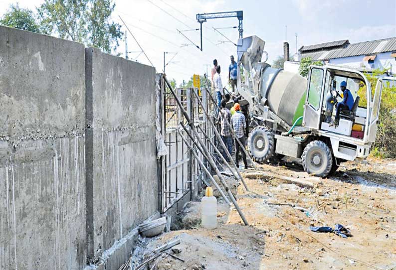 திருத்தணி ரெயில் நிலையத்தில் தடுப்புச் சுவர் அமைக்கும் பணி தீவிரம்; ரெயில்வே நிர்வாகம் நடவடிக்கை