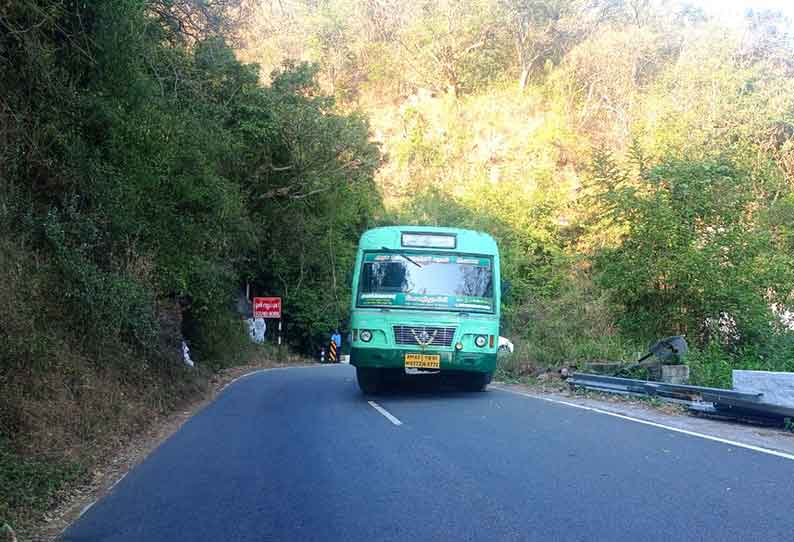 நடுரோட்டில் பழுதாகி நின்ற அரசு பஸ்