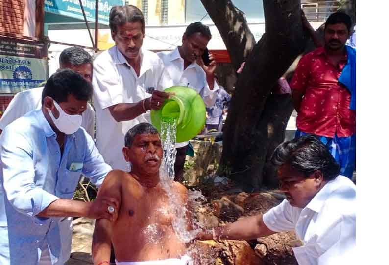 அ.தி.மு.க.ஆர்ப்பாட்டத்தில் முன்னாள் கவுன்சிலர் தீக்குளிக்க முயன்றதால் பரபரப்பு