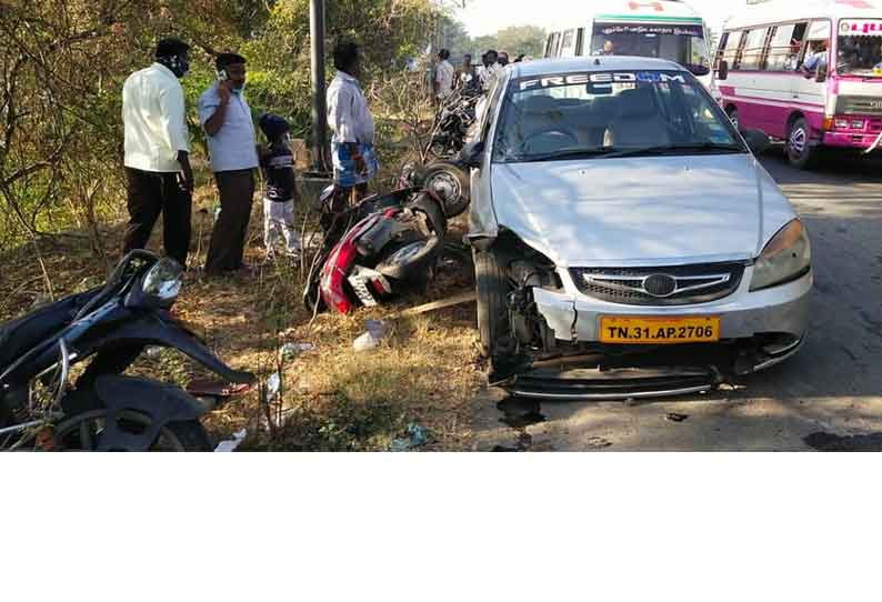 டயர் வெடித்து தாறுமாறாக ஓடிய  கார்  அடுத்தடுத்து 3 மோட்டார் சைக்கிள்கள் மீது மோதல் பால் வியாபாரி சாவு  3 பேர் படுகாயம்