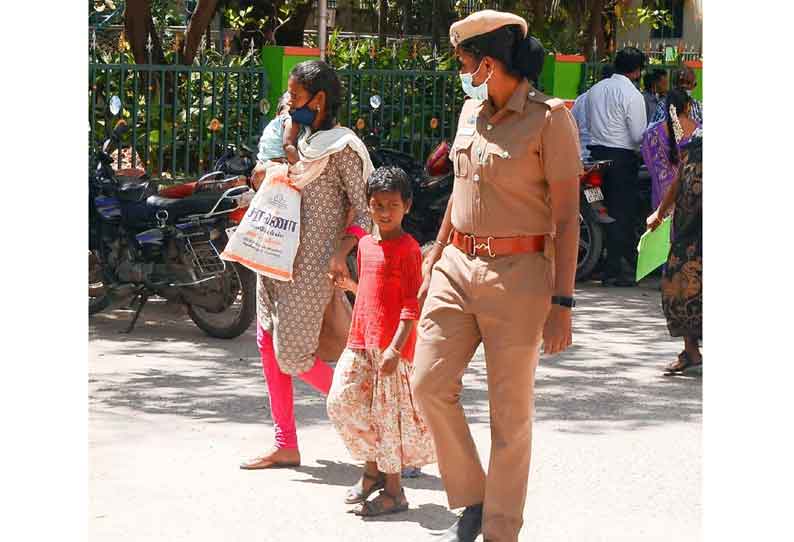 காதல் கணவருடன் சேர்த்து வைக்கக்கோரி வேலூர் கலெக்டர் அலுவலகத்தில் பெண் புகார் மனு