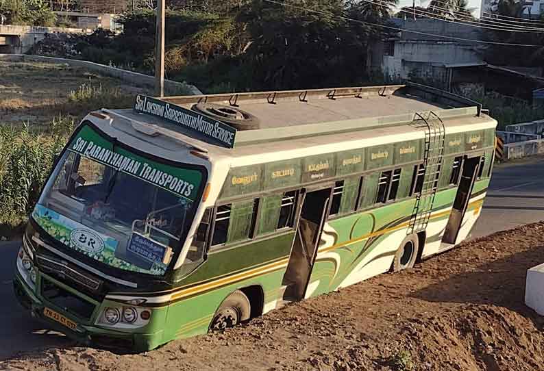 வாணியம்பாடி அருகே தரைபாலத்தில் பள்ளத்தில் சிக்கிய பஸ்