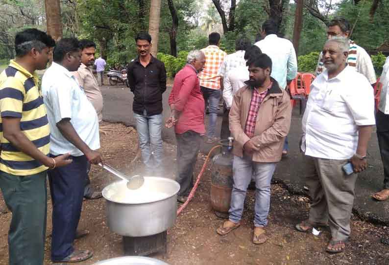 அரவையை தொடங்க வலியுறுத்தி சர்க்கரை ஆலை தொழிலாளர்கள் கஞ்சி காய்ச்சும் போராட்டம்