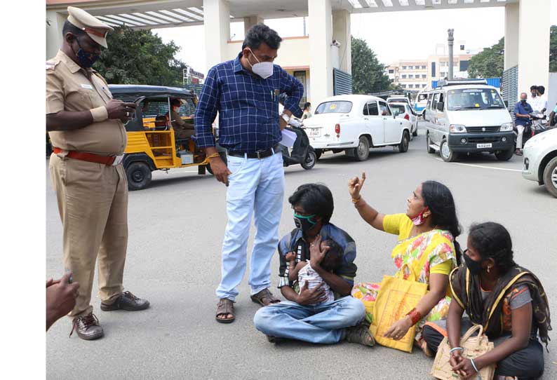 கைவிரல்கள் துண்டானதுக்கு நிவாரணம் வழங்க வலியுறுத்தி கலெக்டர் அலுவலகம் முன்பு தொழிலாளி குடும்பத்துடன் தர்ணா போராட்டம்