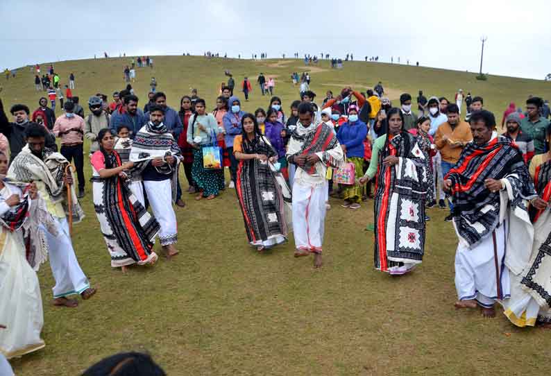 சுற்றுலா பயணிகளுக்கு பூக்கள் இனிப்பு கொடுத்து வரவேற்பு