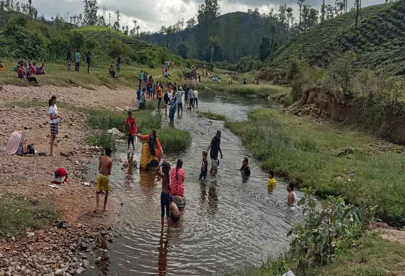 புத்தாண்டையொட்டி வால்பாறையில் குவிந்த சுற்றுலா பயணிகள்