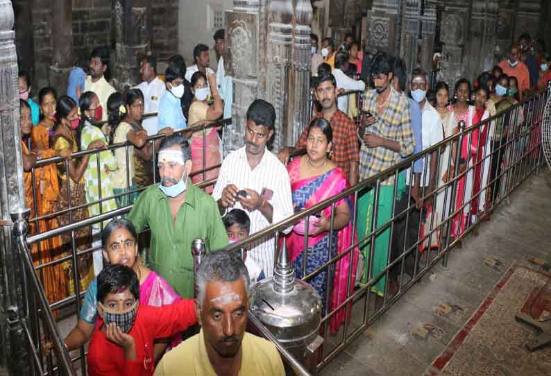 புத்தாண்டையொட்டி கோவில்களில் பக்தர்கள் சிறப்பு வழிபாடு நீண்ட வரிசையில் நின்று சாமி தரிசனம்