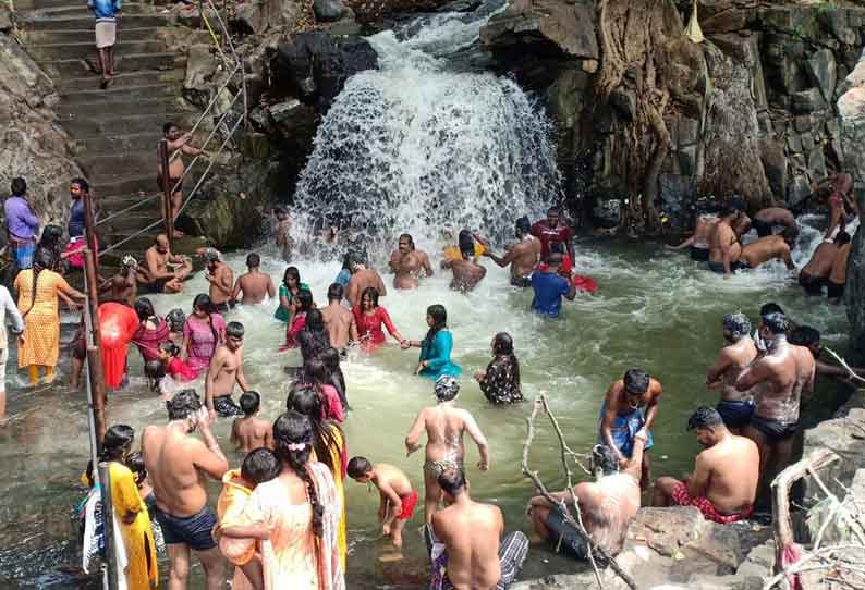 தொடர் விடுமுறையையொட்டி ஒகேனக்கல்லில் குவிந்த சுற்றுலா பயணிகள் தடையை மீறி சினிபால்சில் குளித்தனர்