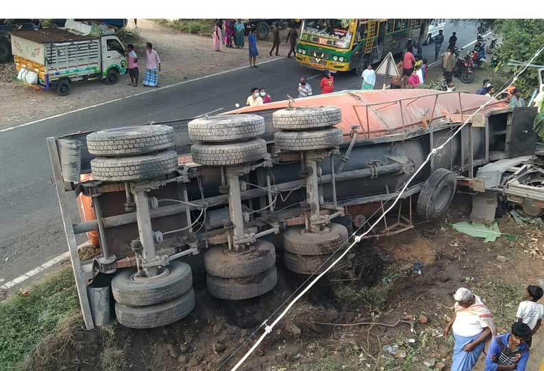 மேட்டூரில் டேங்கர் லாரி கவிழ்ந்தது