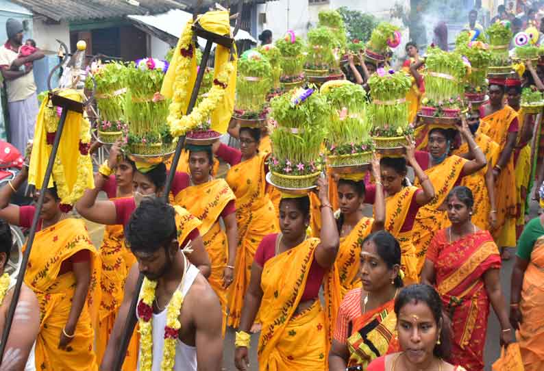 வீரப்பன்சத்திரம் மாரியம்மன் கோவில் திருவிழா: அலகு குத்தி- அக்னி சட்டி ஏந்தி பக்தர்கள் ஊர்வலம்