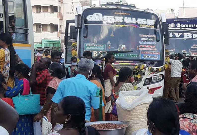 நாமக்கல் பஸ் நிலையத்தில் அலைமோதிய பொதுமக்கள் கூட்டம்