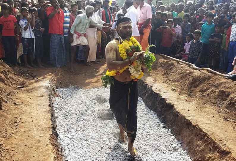 பூக்குழி இறங்கிய அய்யப்ப பக்தர்கள்