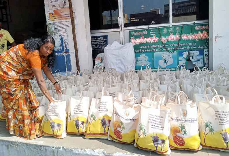 ரேஷன் கடைகளில் தயார் நிலையில் உள்ள பொங்கல் பரிசு பொருட்கள்- பொதுமக்களுக்கு இன்று முதல் வழங்கப்படுகிறது