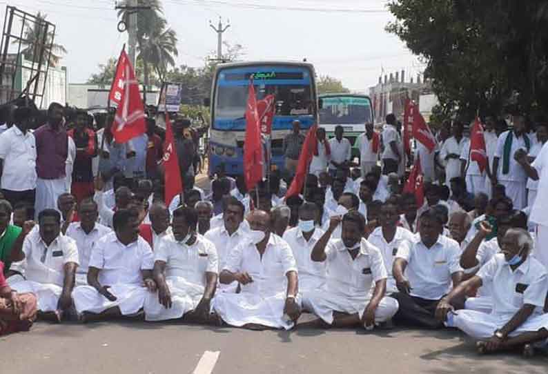 ரூ.30 ஆயிரம் இழப்பீடு வழங்கக்கோரி விவசாயிகள் சாலை மறியல்