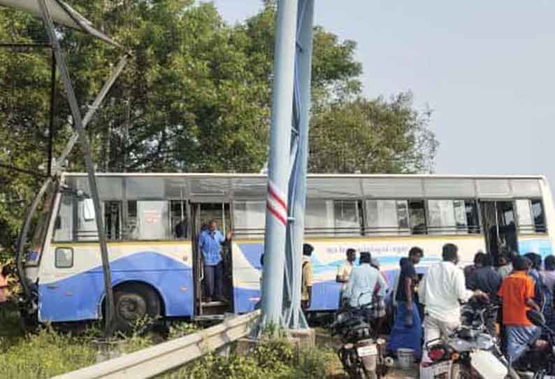 பாம்பு குறுக்கே வந்ததால் விபத்தில் சிக்கிய 5 வாகனங்கள்