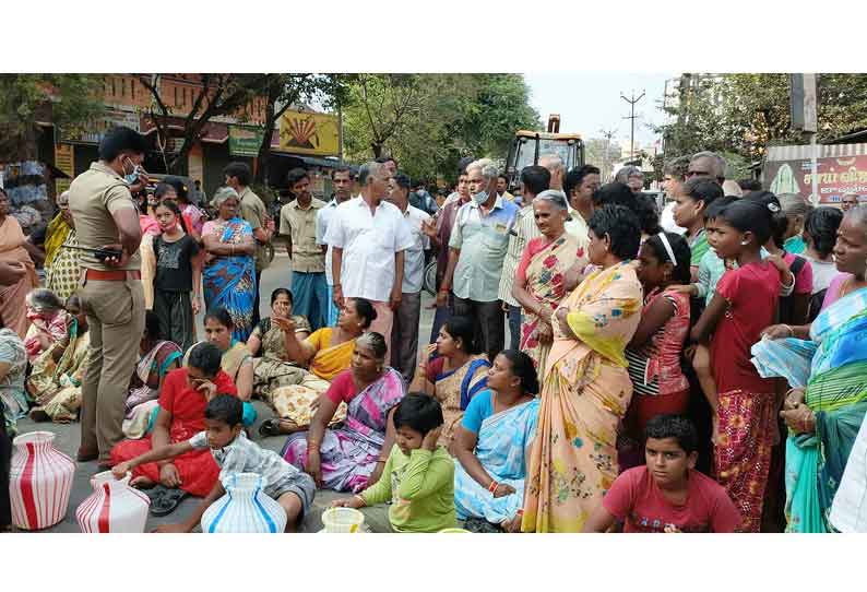 குடியாத்தத்தில் குடிநீர் கேட்டு 2 இடங்களில் பொதுமக்கள் சாலை மறியல்