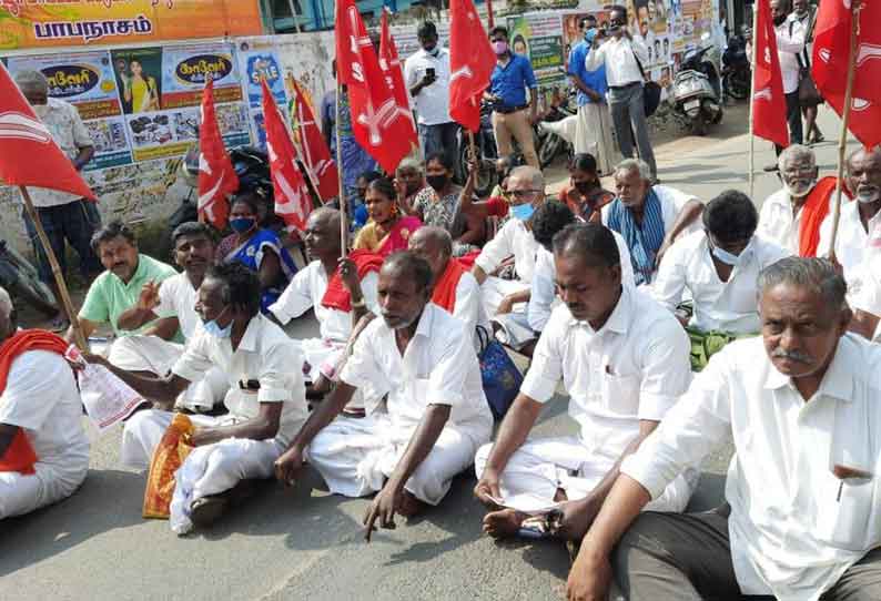 ஏக்கருக்கு ரூ.30 ஆயிரம் வழங்கக்கோரி சாலை மறியல்