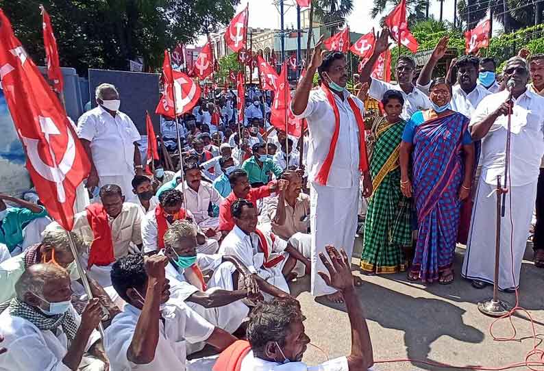 கலெக்டர் அலுவலகம் முன்பு விவசாயிகள் காத்திருப்பு போராட்டம்