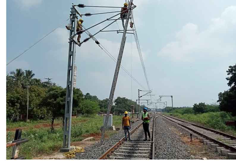 பாலக்காடு திண்டுக்கல் இடையே மின்மயமாகும் ரெயில்பாதைக்கு மின்கம்பம் அமைக்கும் பணி