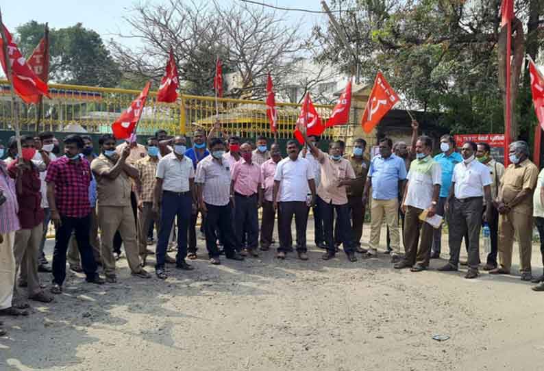 போக்குவரத்து தொழிற்சங்கத்தினர் காத்திருப்பு போராட்டம்