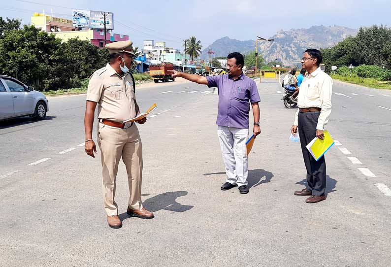 காரிமங்கலம் அருகே தேசிய நெடுஞ்சாலையில் போக்குவரத்து துறை அதிகாரிகள் ஆய்வு