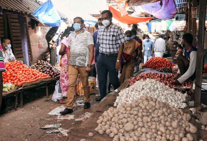 வேலூர் நேதாஜி மார்க்கெட்டை இடமாற்றம் செய்ய மாநகராட்சி அதிகாரிகள் ஆலோசனை. வியாபாரிகள் எதிர்ப்பு