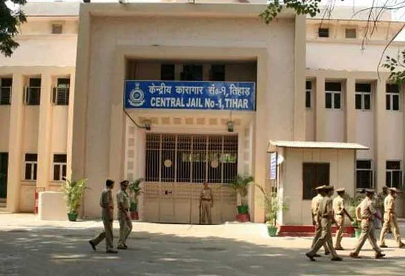 அதிகாரிகள் சோதனை; அச்சத்தில் செல்போனை விழுங்கிய கைதிக்கு நேர்ந்த சோகம்...