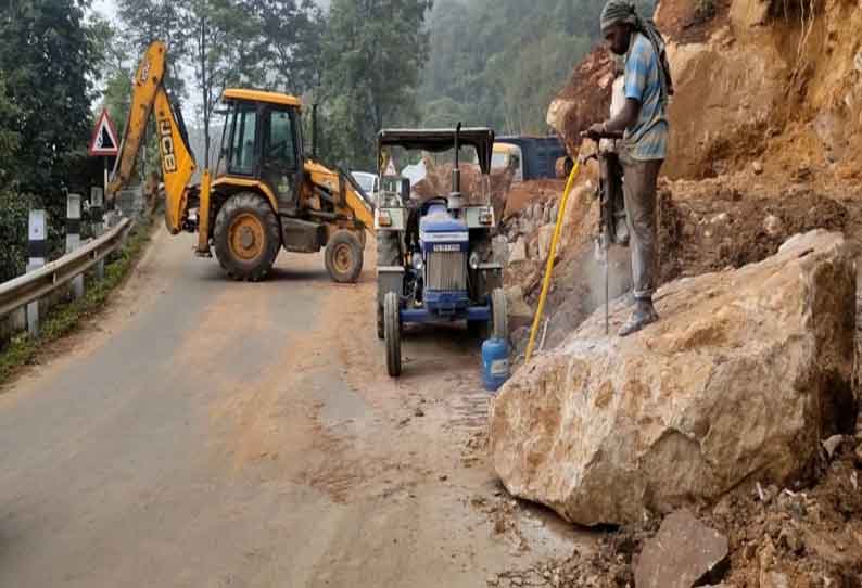 சாலை விரிவாக்க பணிக்கு பாறைகள் அகற்றம்